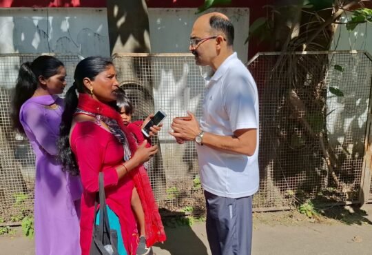 रांची में एसएसपी आवास के सामने बच्चे को वापस पाने की मांग को लेकर पहुंची महिला सुखमनी देवी और मौके पर मौजूद पुलिसकर्मी