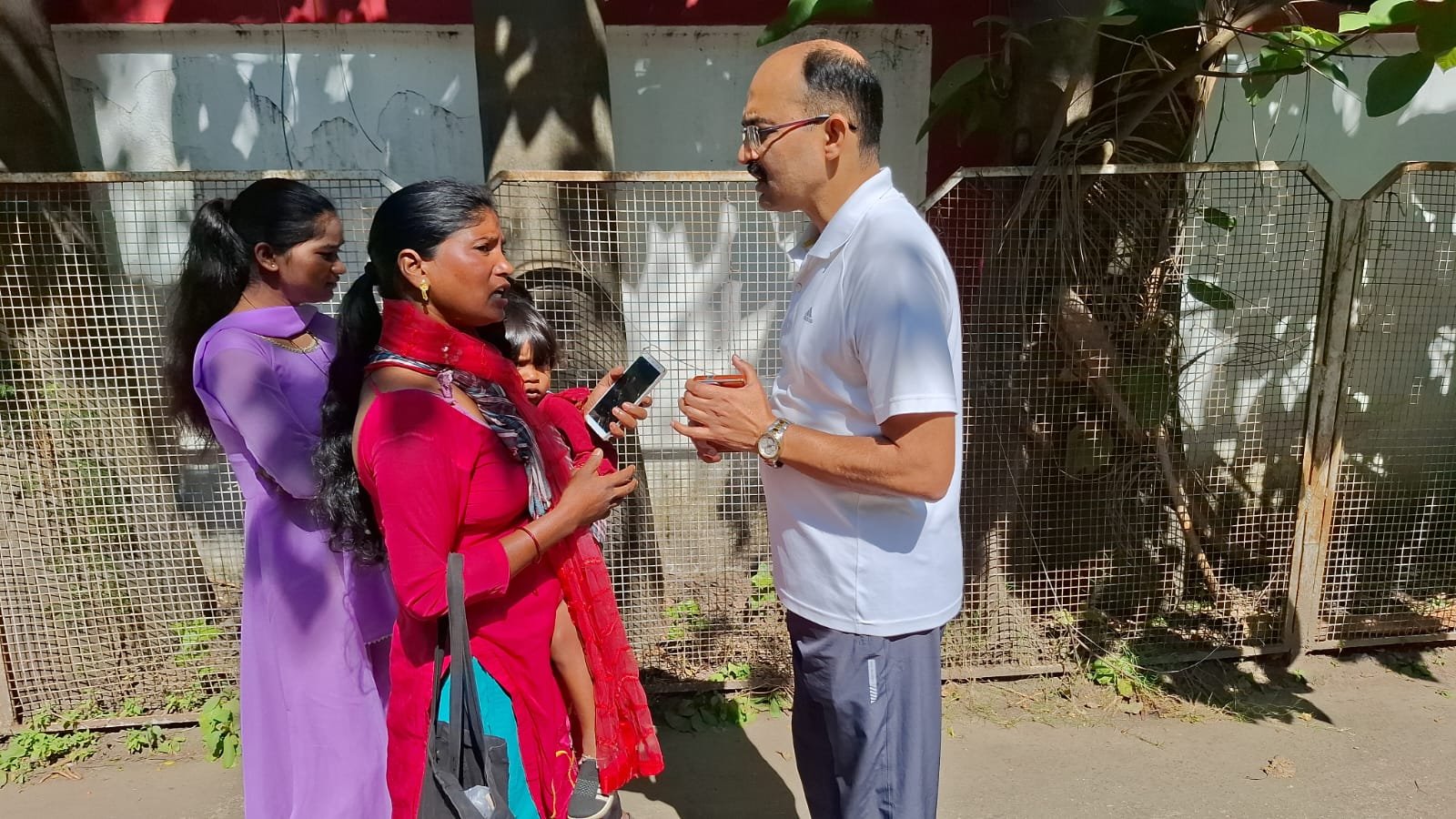 रांची में एसएसपी आवास के सामने बच्चे को वापस पाने की मांग को लेकर पहुंची महिला सुखमनी देवी और मौके पर मौजूद पुलिसकर्मी