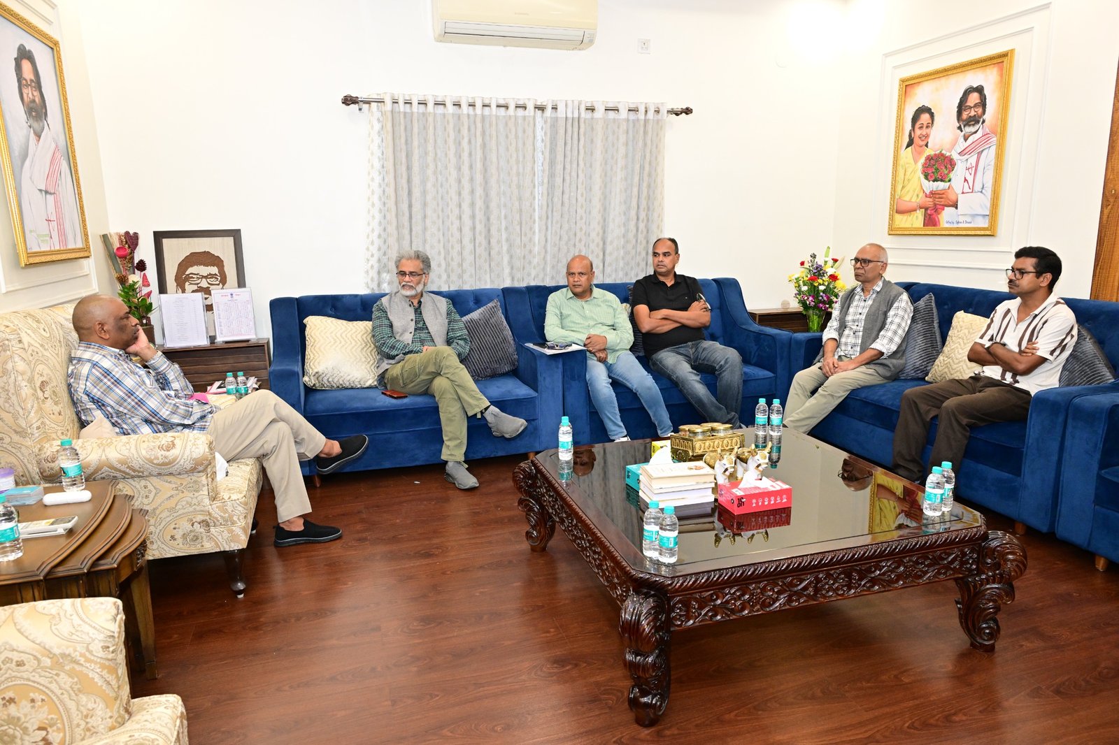 हेमंत सोरेन से मुलाकात कर दिवंगत रूपी सोरेन के निधन पर संवेदना व्यक्त करते भाकपा (माले) के राष्ट्रीय सचिव दीपांकर भट्टाचार्य