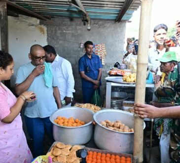 मुख्यमंत्री हेमंत सोरेन और विधायक कल्पना सोरेन बोकारो के कसमार में स्थानीय दुकान पर चाय-पकौड़ी का आनंद लेते हुए