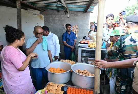 मुख्यमंत्री हेमंत सोरेन और विधायक कल्पना सोरेन बोकारो के कसमार में स्थानीय दुकान पर चाय-पकौड़ी का आनंद लेते हुए