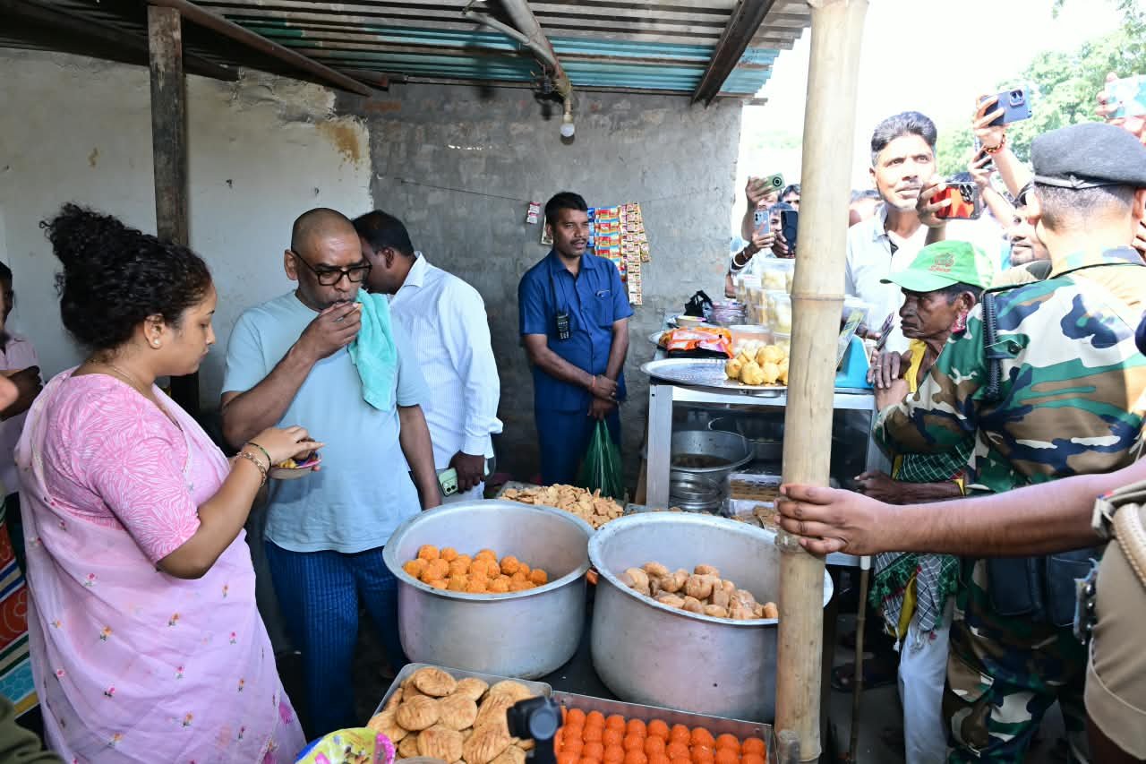 मुख्यमंत्री हेमंत सोरेन और विधायक कल्पना सोरेन बोकारो के कसमार में स्थानीय दुकान पर चाय-पकौड़ी का आनंद लेते हुए