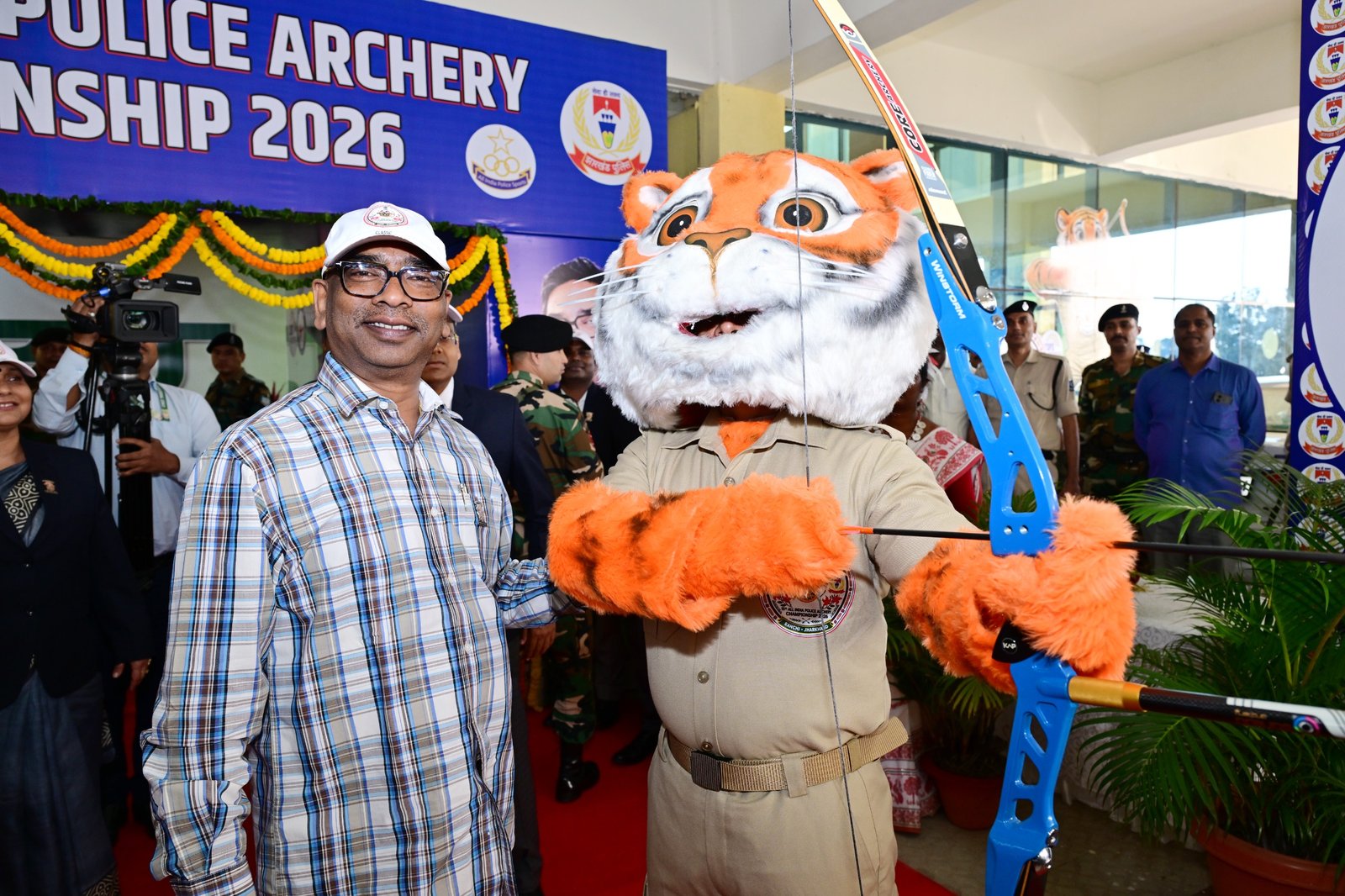 अखिल भारतीय पुलिस तीरंदाजी प्रतियोगिता 2026-27 के समापन समारोह में खिलाड़ियों को सम्मानित करते मुख्यमंत्री हेमंत सोरेन