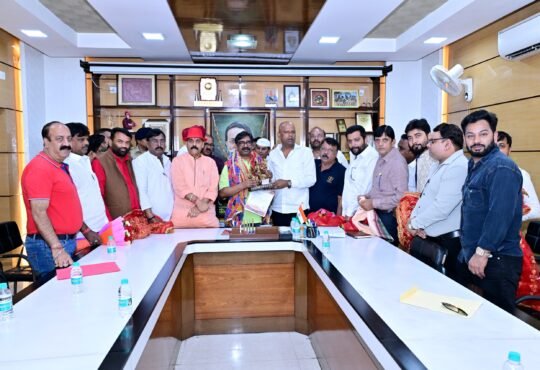मुख्यमंत्री हेमंत सोरेन से रांची की दुर्गा पूजा समितियों के प्रतिनिधिमंडल की मुलाकात, दुर्गा पूजा में शामिल होने का न्योता