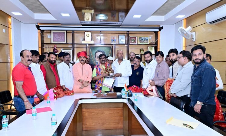 मुख्यमंत्री हेमंत सोरेन से रांची की दुर्गा पूजा समितियों के प्रतिनिधिमंडल की मुलाकात, दुर्गा पूजा में शामिल होने का न्योता