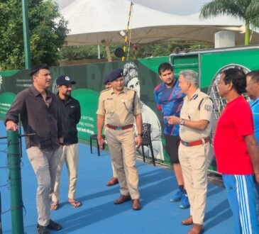 भारत-वेस्टइंडीज T20 मैच से पहले JSCA स्टेडियम रांची में सुरक्षा तैयारियों का निरीक्षण करते पुलिस अधिकारी