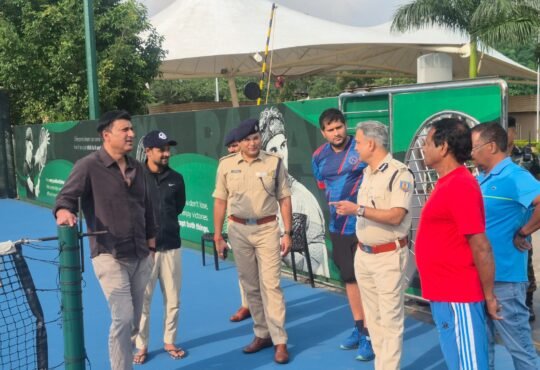 भारत-वेस्टइंडीज T20 मैच से पहले JSCA स्टेडियम रांची में सुरक्षा तैयारियों का निरीक्षण करते पुलिस अधिकारी
