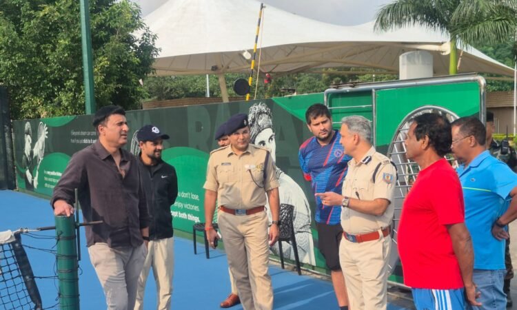 भारत-वेस्टइंडीज T20 मैच से पहले JSCA स्टेडियम रांची में सुरक्षा तैयारियों का निरीक्षण करते पुलिस अधिकारी
