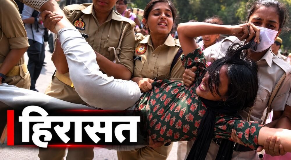 सीजेपी प्रदर्शन के दौरान दिल्ली में महिला पुलिसकर्मियों द्वारा प्रदर्शनकारी को हिरासत में लेने का दृश्य।