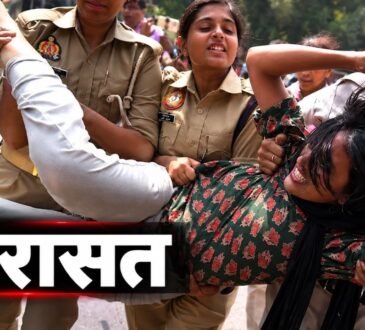 सीजेपी प्रदर्शन के दौरान दिल्ली में महिला पुलिसकर्मियों द्वारा प्रदर्शनकारी को हिरासत में लेने का दृश्य।