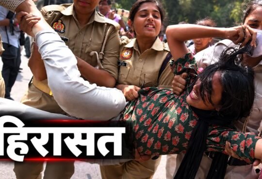 सीजेपी प्रदर्शन के दौरान दिल्ली में महिला पुलिसकर्मियों द्वारा प्रदर्शनकारी को हिरासत में लेने का दृश्य।