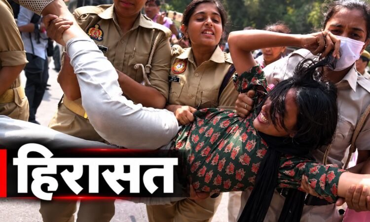 सीजेपी प्रदर्शन के दौरान दिल्ली में महिला पुलिसकर्मियों द्वारा प्रदर्शनकारी को हिरासत में लेने का दृश्य।