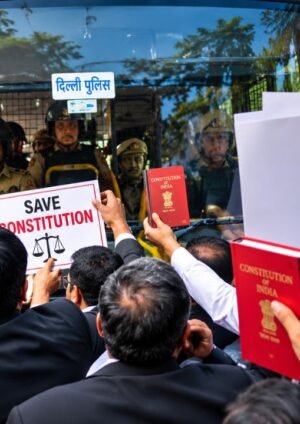 दिल्ली में सुप्रीम कोर्ट के पास प्रदर्शन के दौरान वकीलों को रोकती पुलिस