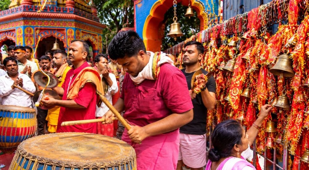 रजरप्पा मां छिन्नमस्तिका मंदिर में नवरात्र के दौरान पूजा-अर्चना और धार्मिक अनुष्ठान करते श्रद्धालु।