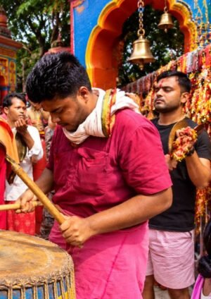 रजरप्पा मां छिन्नमस्तिका मंदिर में नवरात्र के दौरान पूजा-अर्चना और धार्मिक अनुष्ठान करते श्रद्धालु।