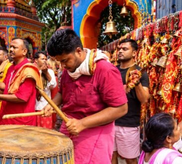 रजरप्पा मां छिन्नमस्तिका मंदिर में नवरात्र के दौरान पूजा-अर्चना और धार्मिक अनुष्ठान करते श्रद्धालु।
