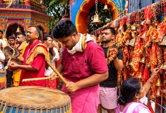 रजरप्पा मां छिन्नमस्तिका मंदिर में नवरात्र के दौरान पूजा-अर्चना और धार्मिक अनुष्ठान करते श्रद्धालु।