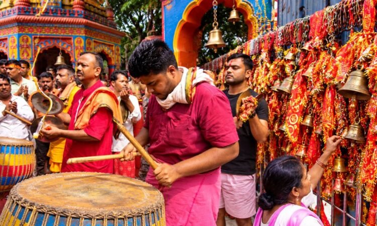 रजरप्पा मां छिन्नमस्तिका मंदिर में नवरात्र के दौरान पूजा-अर्चना और धार्मिक अनुष्ठान करते श्रद्धालु।