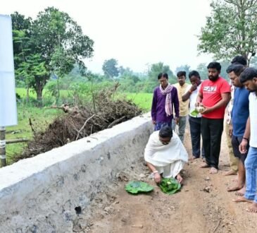 हेमंत सोरेन ने माता रूपी सोरेन की स्मृति में निभाई पारंपरिक रस्में